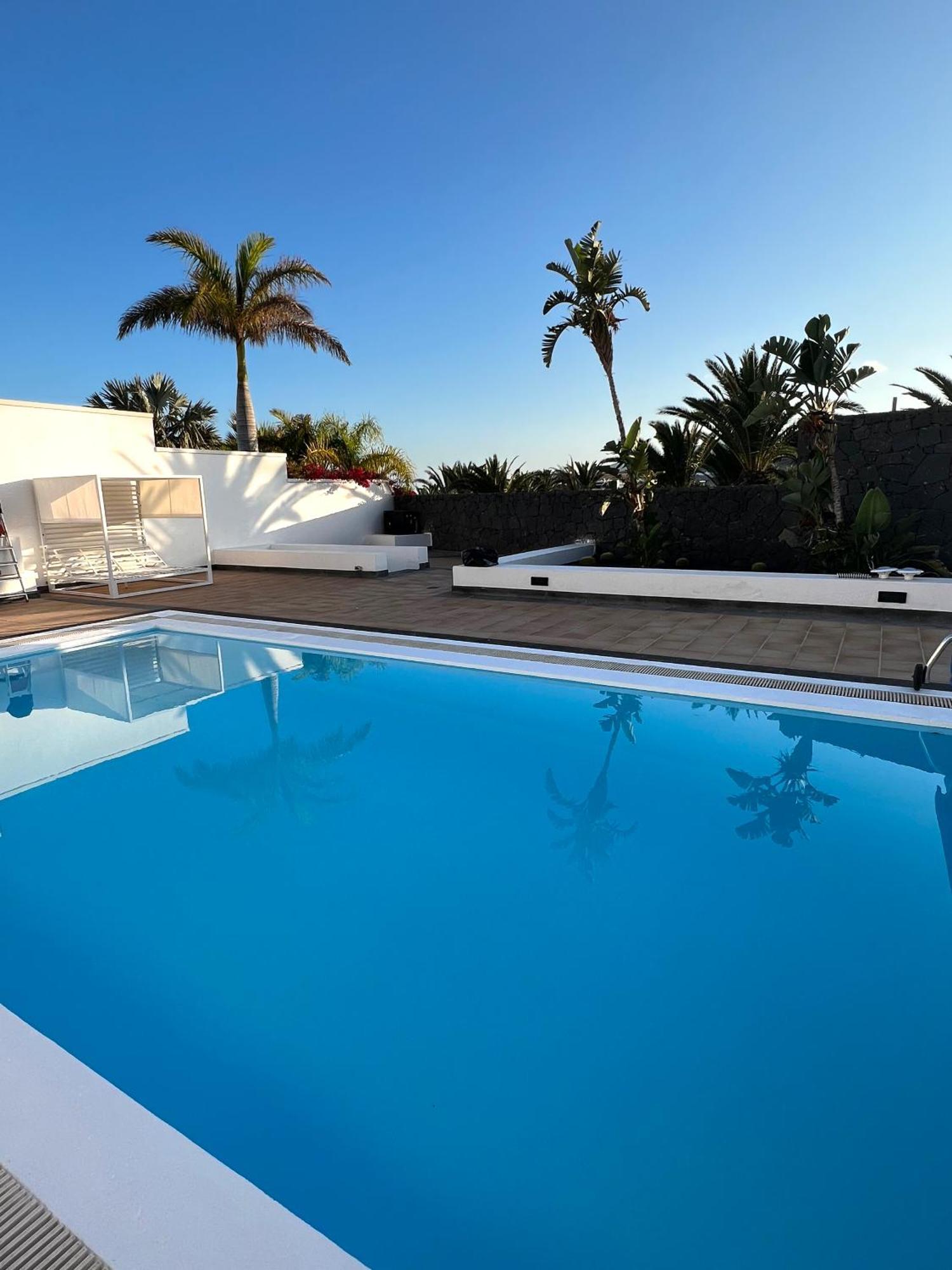 Villa Dedalos - A Luxury Large Villa With A Heated Pool In ปูแอร์โตกาเลโร ภายนอก รูปภาพ