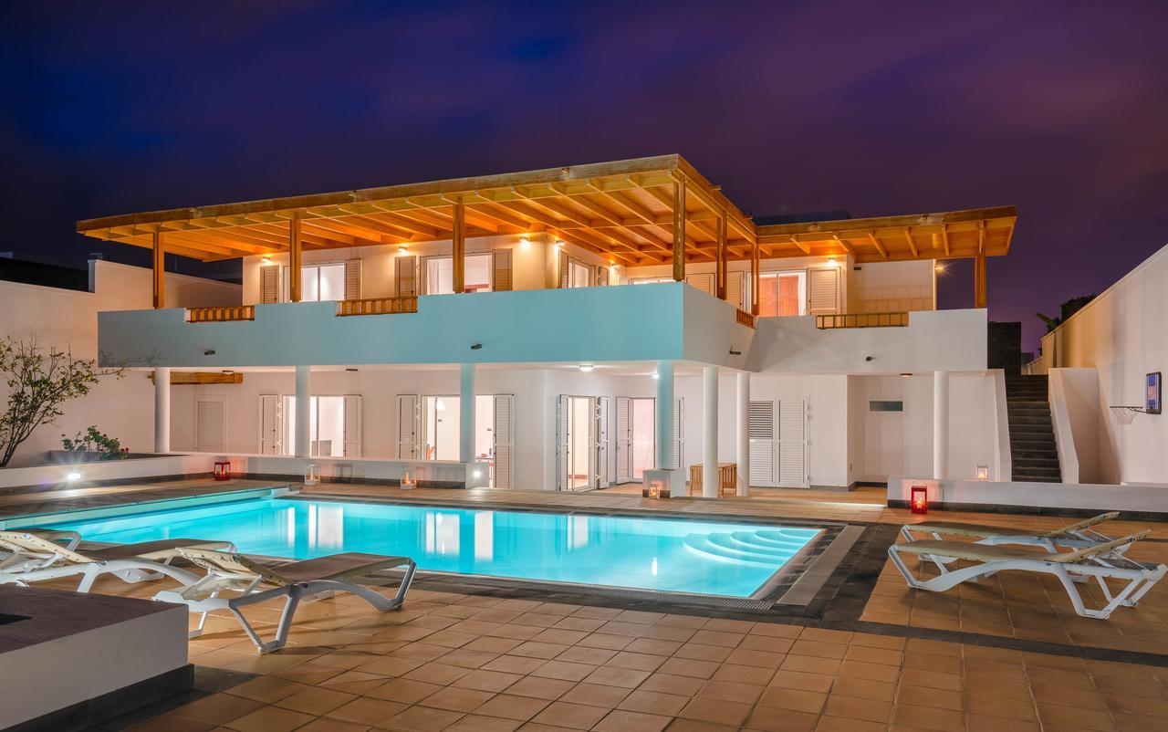 Villa Dedalos - A Luxury Large Villa With A Heated Pool In ปูแอร์โตกาเลโร ภายนอก รูปภาพ