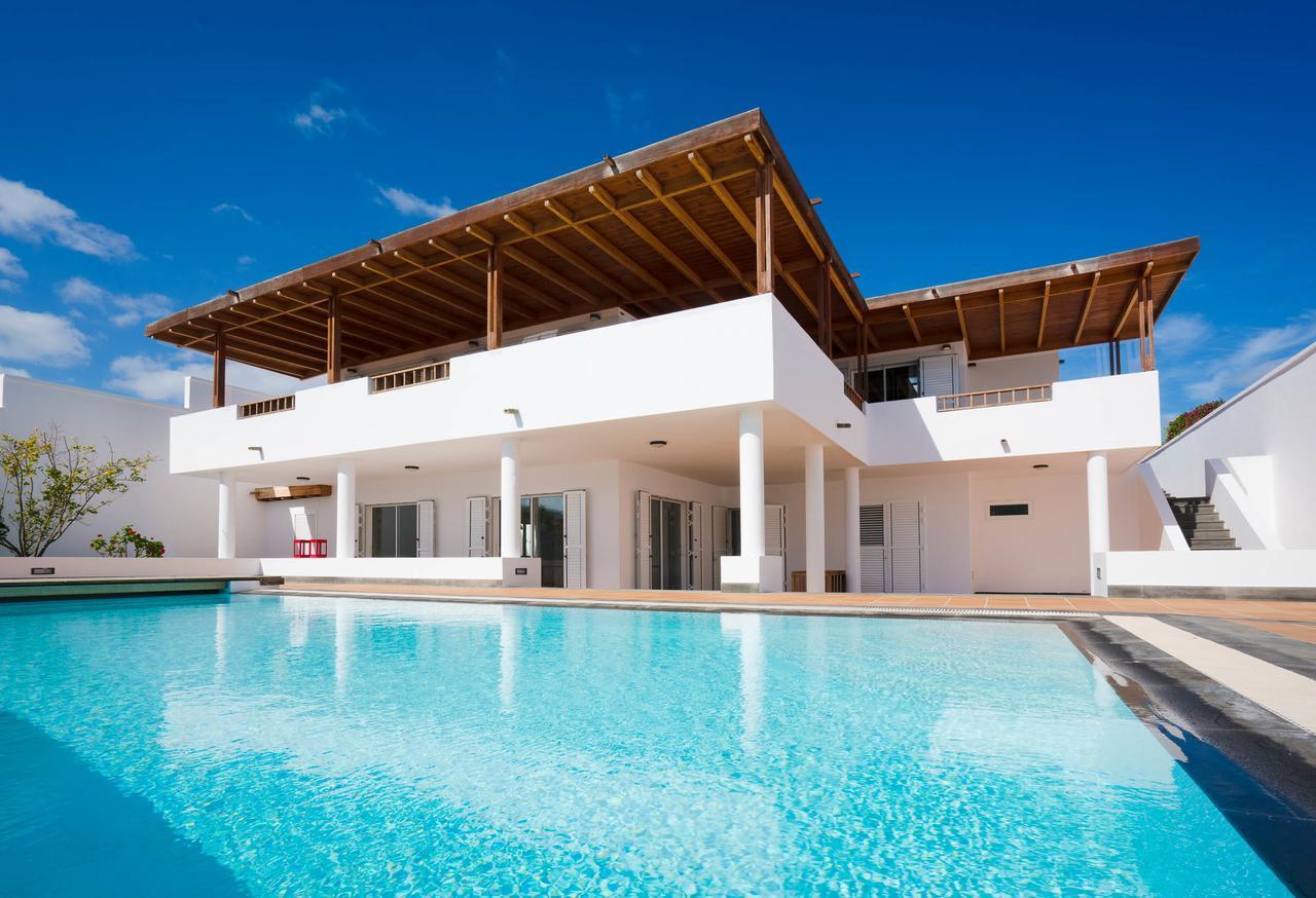 Villa Dedalos - A Luxury Large Villa With A Heated Pool In ปูแอร์โตกาเลโร ภายนอก รูปภาพ