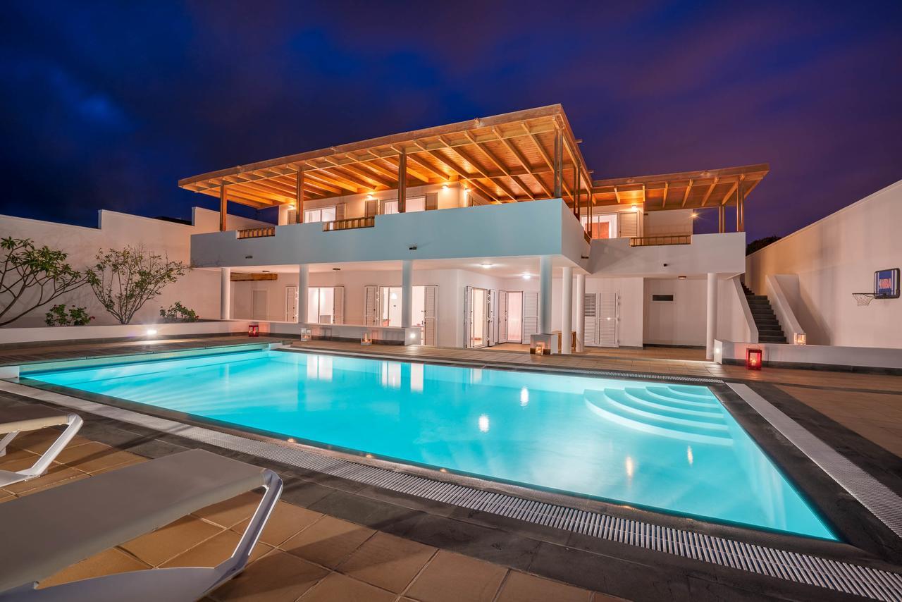 Villa Dedalos - A Luxury Large Villa With A Heated Pool In ปูแอร์โตกาเลโร ภายนอก รูปภาพ