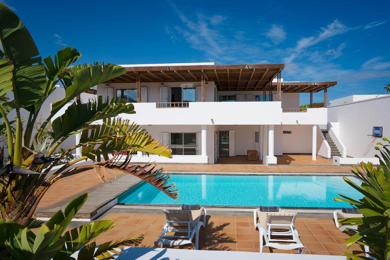 Villa Dedalos - A Luxury Large Villa With A Heated Pool In ปูแอร์โตกาเลโร ภายนอก รูปภาพ
